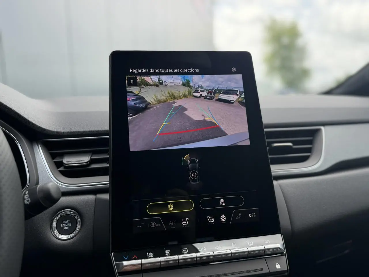 Vue intérieure du tableau de bord du Renault Captur 2026, écran tactile affichant la caméra de recul en fonctionnement.