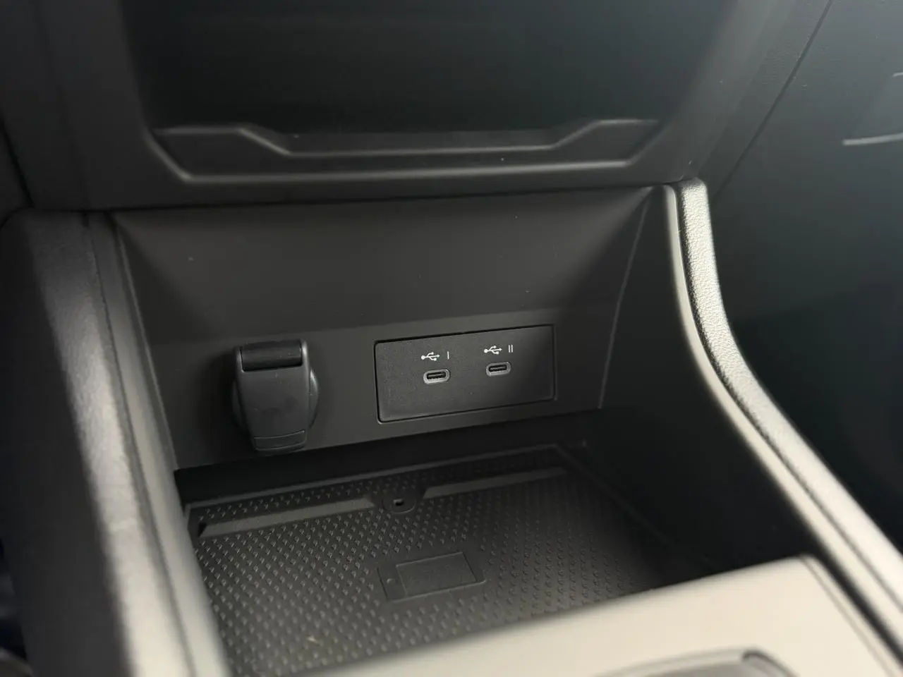 Gros plan sur la console centrale du Renault Captur 2026, montrant deux ports USB-C et une prise 12V noire.