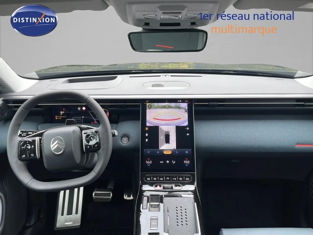 Vue frontale de l'habitacle du Citroën C5 Aircross noir, avec tableau de bord numérique et écran central tactile.