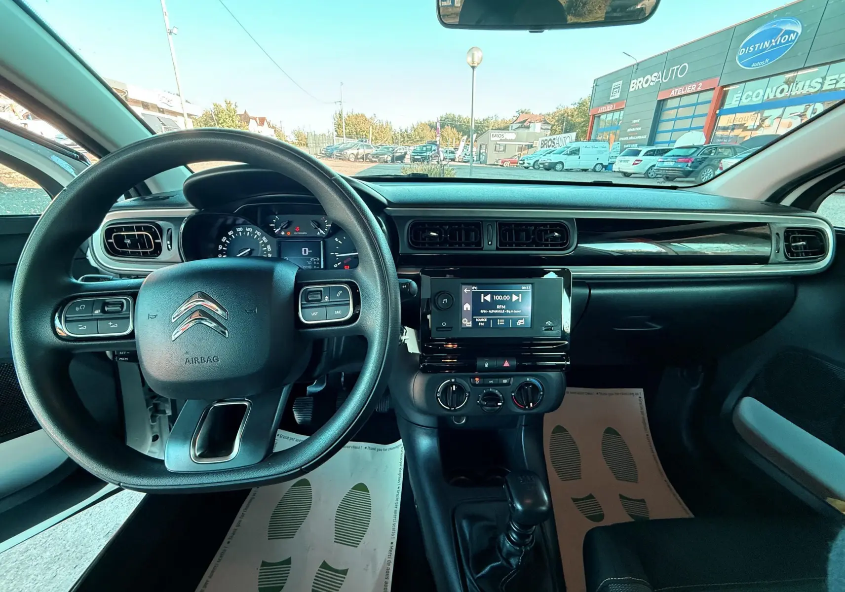 Intérieur noir d'une Citroën C3 2021, vue de face sur le volant, tableau de bord et console centrale avec écran tactile.