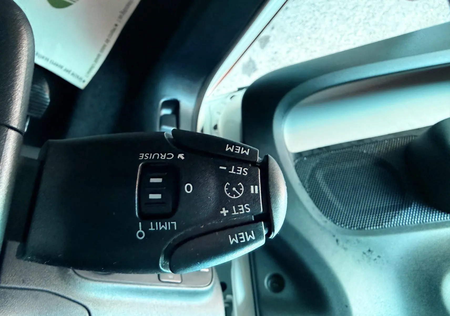 Gros plan sur la commande de régulateur de vitesse dans l'habitacle d'une Citroën C3 blanche de 2021.
