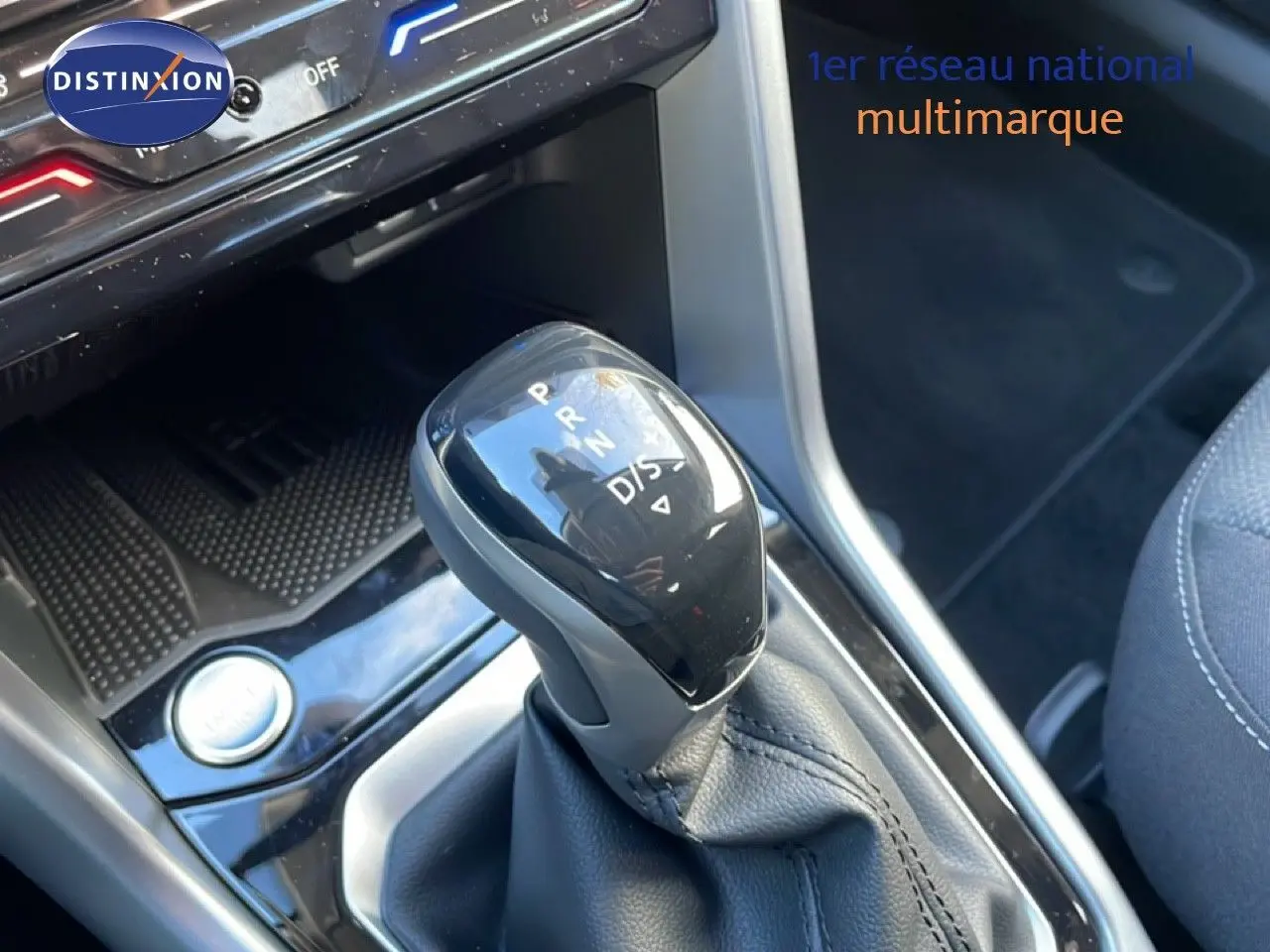 Le levier de vitesse automatique noir du Volkswagen T-Roc 1.5 TSI 150CH DSG Life 30 Years, vue rapprochée de la console centrale.