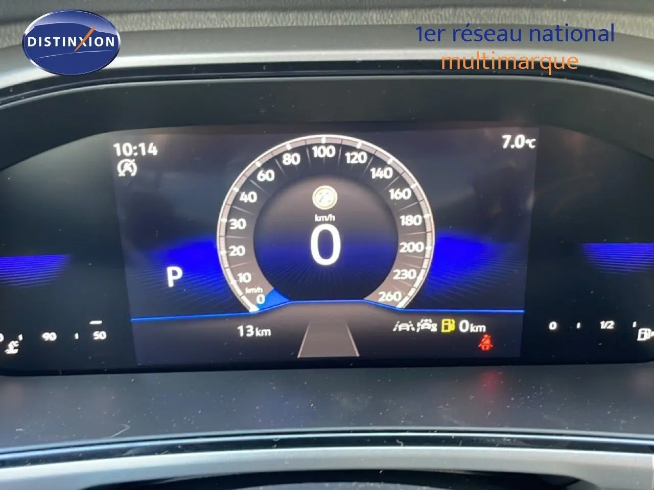 Vue rapprochée du tableau de bord numérique du Volkswagen T-Roc 2025, affichant la vitesse à 0 km/h et la température extérieure à 7°C.