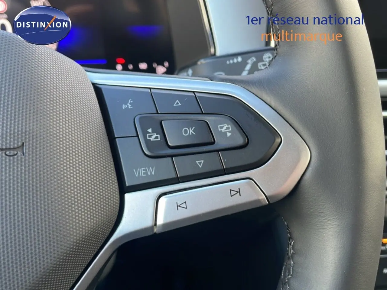 Gros plan sur les commandes multifonctions au volant en cuir noir du Volkswagen T-Roc 2025, finition Life 30 Years.