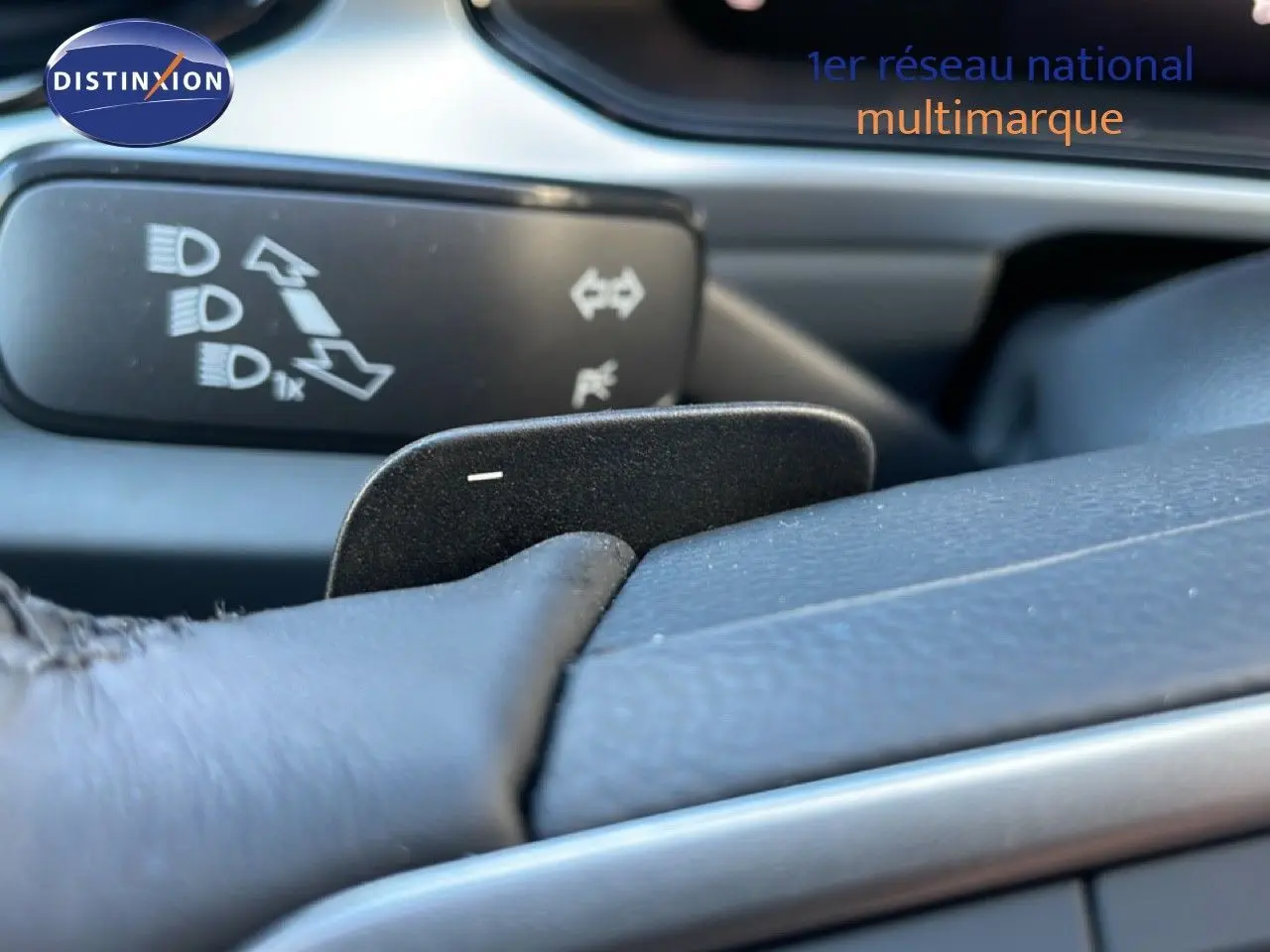 Gros plan sur la palette de changement de vitesse côté droit du volant d’un Volkswagen T-Roc gris pyrite 2025.