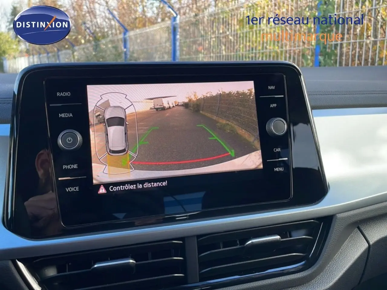 Écran central affichant la caméra de recul avec guidage dynamique dans un Volkswagen T-Roc gris Pyrite 2025.