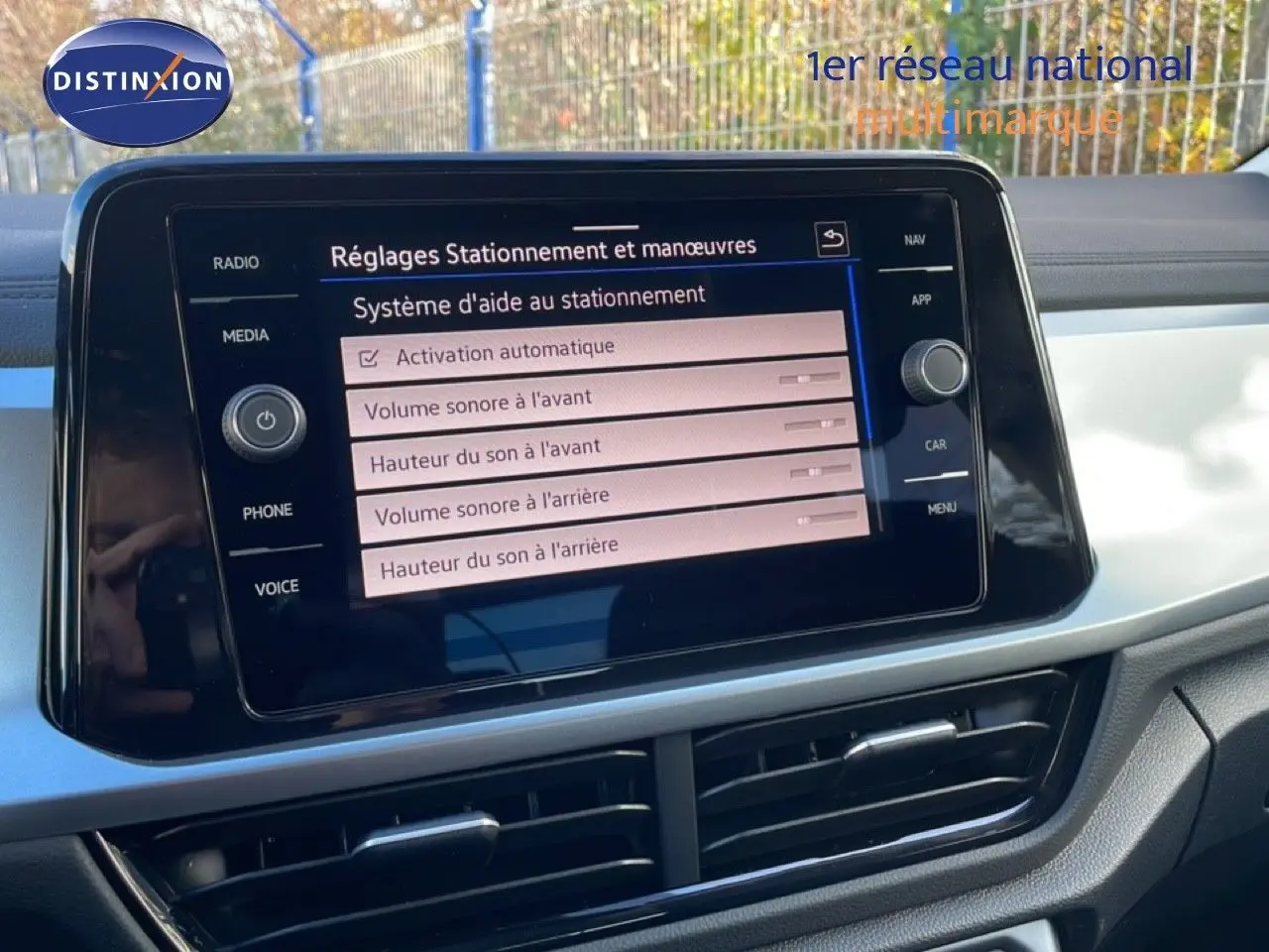 Écran tactile central du Volkswagen T-Roc gris pyrite, affichant les réglages du système d'aide au stationnement.