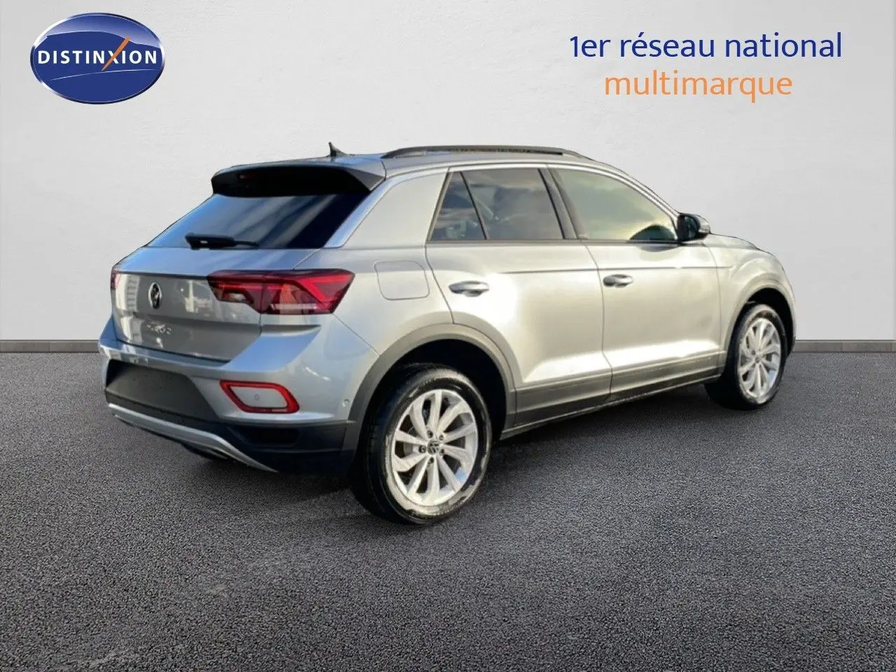 Volkswagen T-Roc gris pyrite métal en 3/4 arrière droit, avec jantes alliage et vitres teintées.