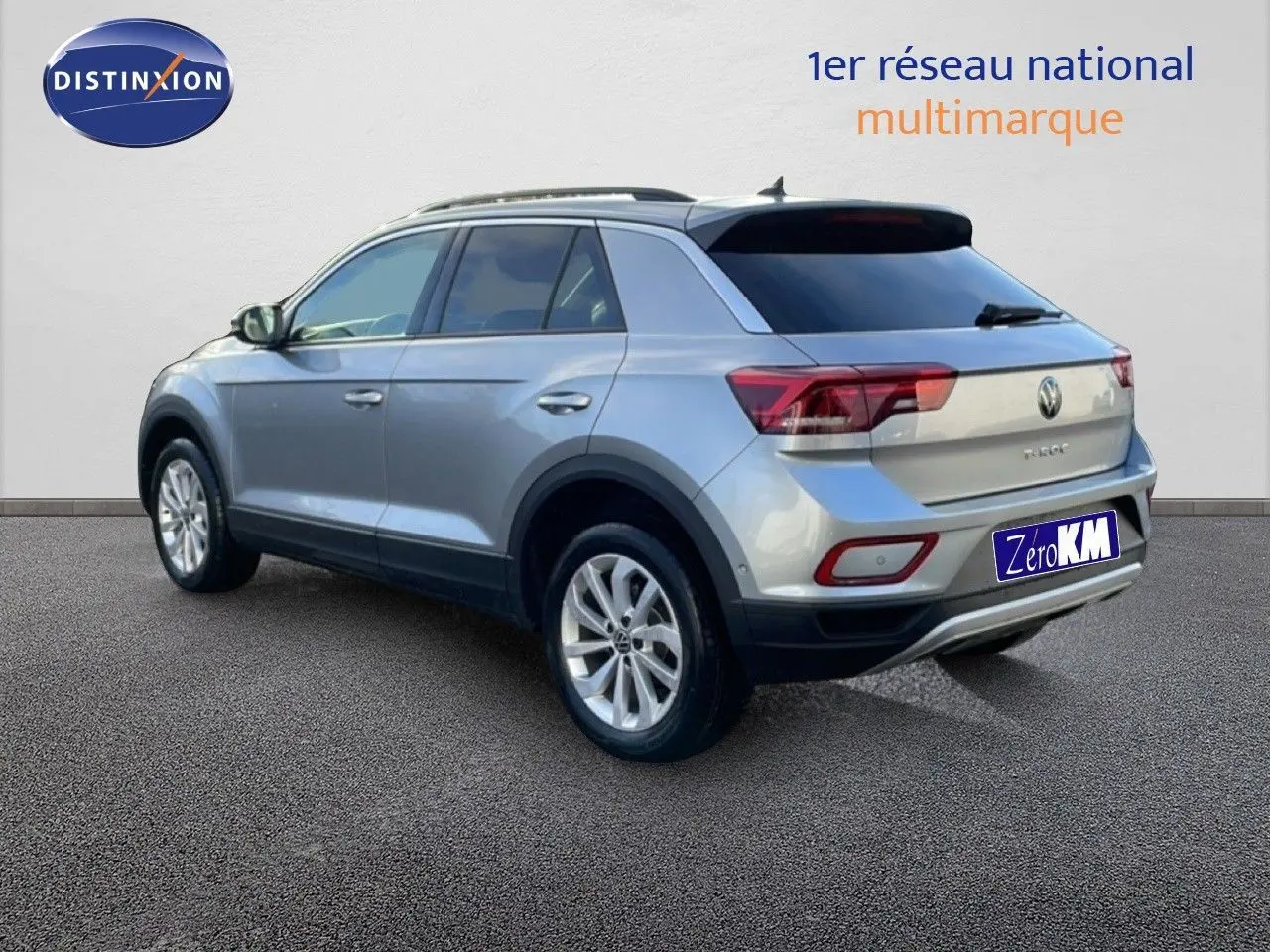 Volkswagen T-Roc gris pyrite métal vu en 3/4 arrière droit, mettant en valeur ses lignes modernes et ses jantes alliage.
