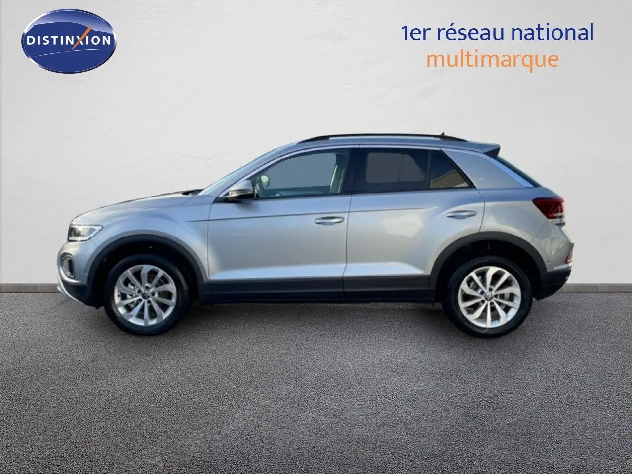 Profil côté gauche d'un Volkswagen T-Roc gris pyrite métal 2025, SUV compact avec jantes alliage et vitres teintées.
