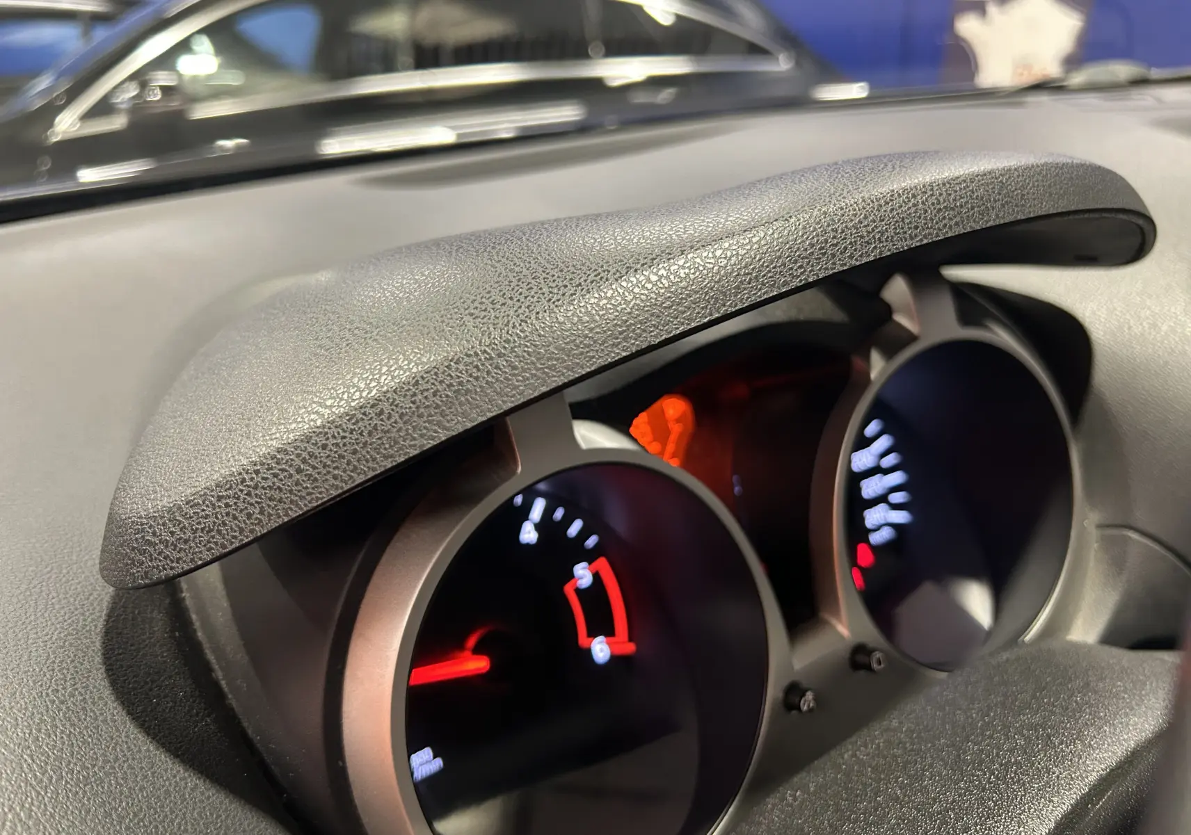 Gros plan sur le tableau de bord du Nissan Juke noir métal 2012, affichant le compte-tours et le compteur de vitesse.