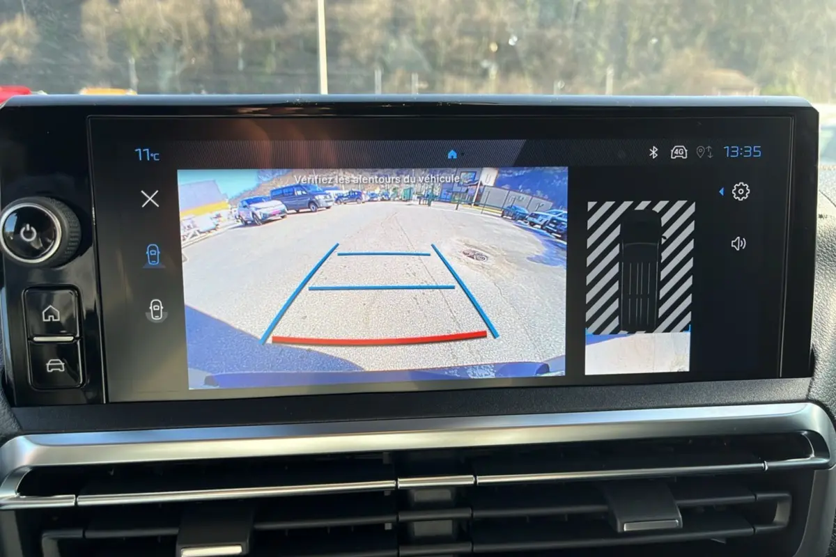 Écran tactile intérieur du Peugeot Traveller 2025 montrant la caméra de recul et l’aide au stationnement.