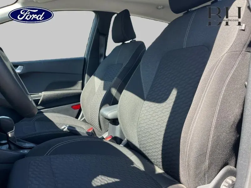 Vue intérieure rapprochée des sièges avant en tissu noir Kasbah de la Ford Fiesta 2022, avec accoudoir central.