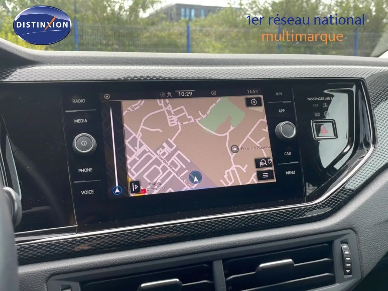 Vue rapprochée de l’écran tactile central avec navigation active dans l’habitacle noir d’une Volkswagen Polo 2022.