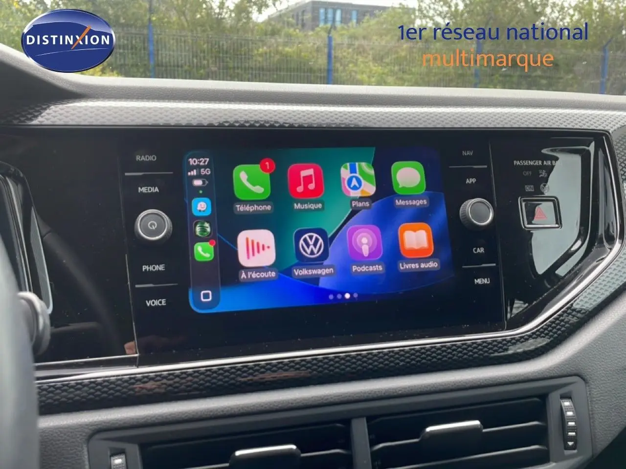 Écran tactile central de la Volkswagen Polo blanc pur 2022 affichant les applications connectées, vue intérieure frontale.