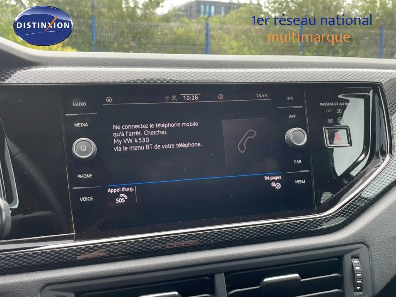 Vue rapprochée de l’écran multimédia intérieur d’une Volkswagen Polo blanche, affichant les options de connexion Bluetooth.