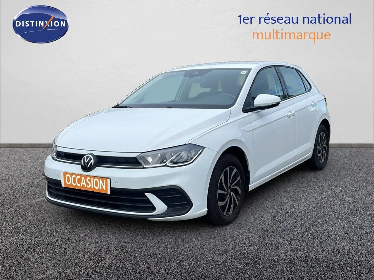 Volkswagen Polo blanc pur vue 3/4 avant droit, avec jantes noires et détails de calandre noirs.