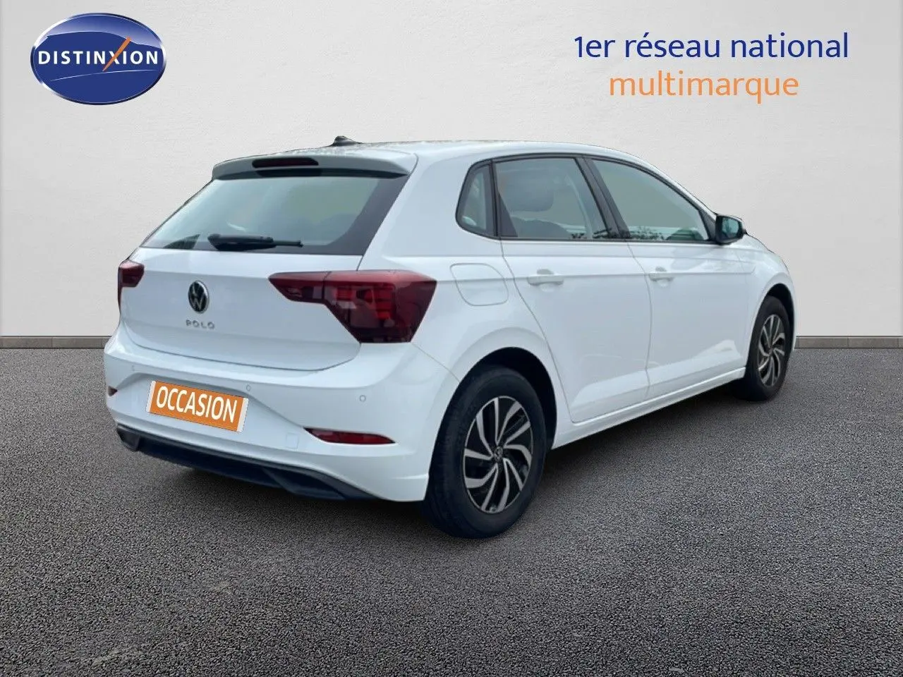 Vue 3/4 arrière droite d'une Volkswagen Polo blanche pur avec jantes alliage et feux arrière LED visibles.