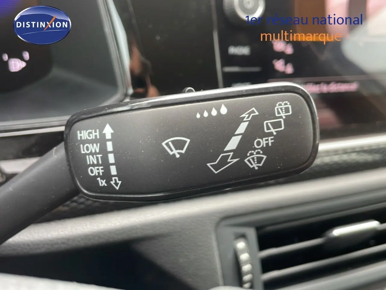 Gros plan sur la commande des essuie-glaces dans l’habitacle d’une Volkswagen Polo blanche, version 2022.