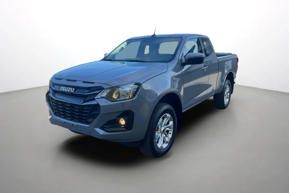 Vue 3/4 avant d’un pick-up Isuzu D-MAX gris Kinabalu avec calandre noire et jantes alu 18 pouces.
