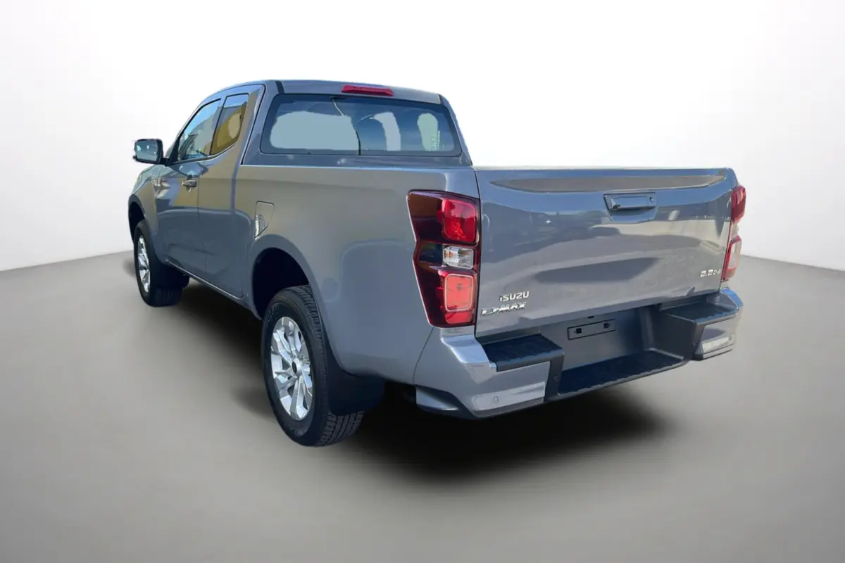 Vue 3/4 arrière gauche d'un Isuzu D-MAX 2.2 TD 164 Space Evolution gris Kinabalu avec jantes alu 18 pouces.