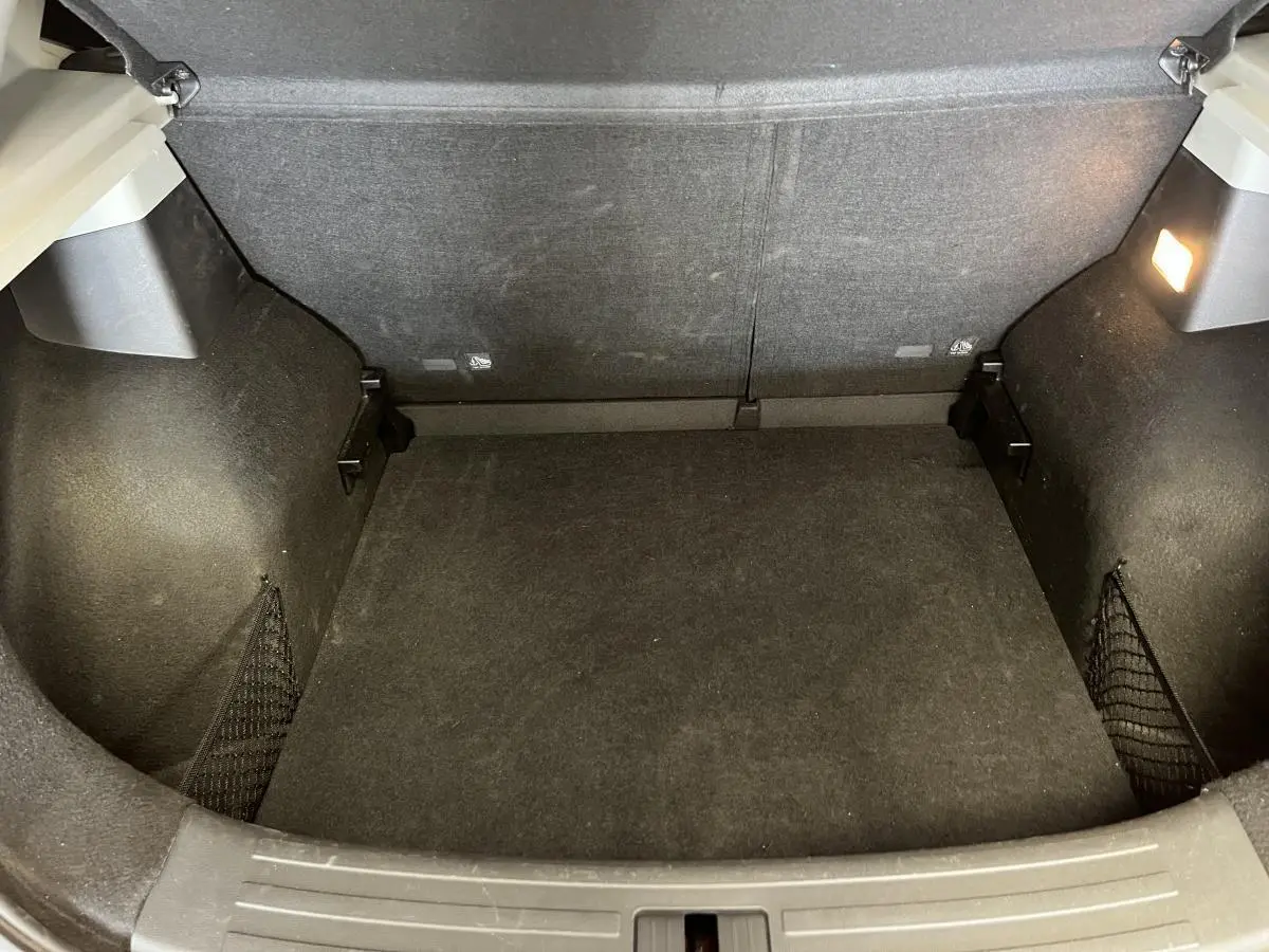 Coffre spacieux et vide du MG ZS 1.5L VTi Tech 2022, vue intérieure arrière avec éclairage latéral allumé.