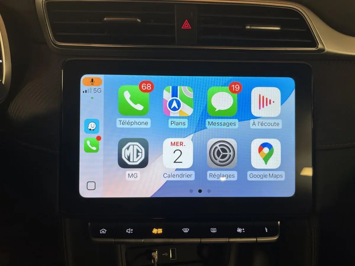 Écran tactile central du tableau de bord du MG ZS 2022 affichant Apple CarPlay avec icônes colorées.
