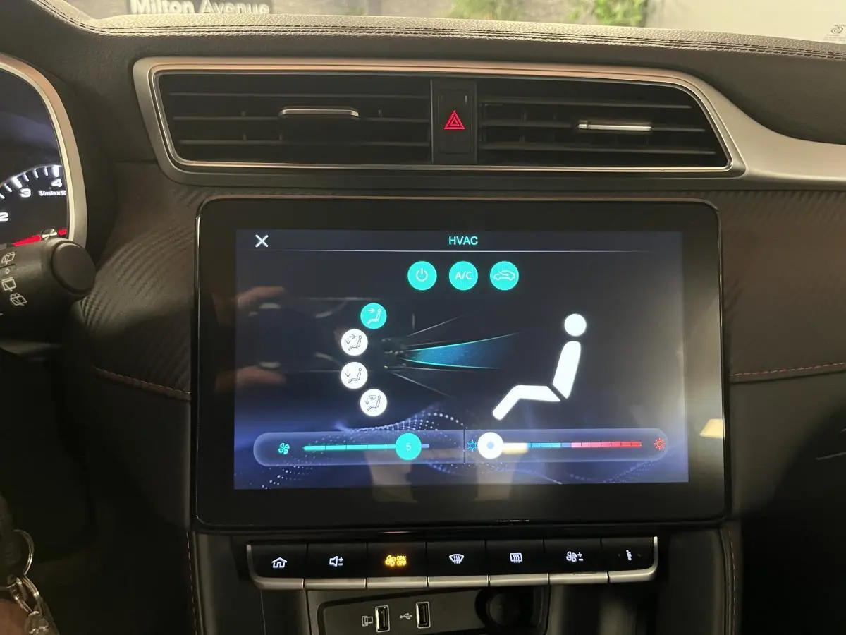 Écran tactile central affichant les réglages de climatisation dans l'habitacle noir du MG ZS 2022.