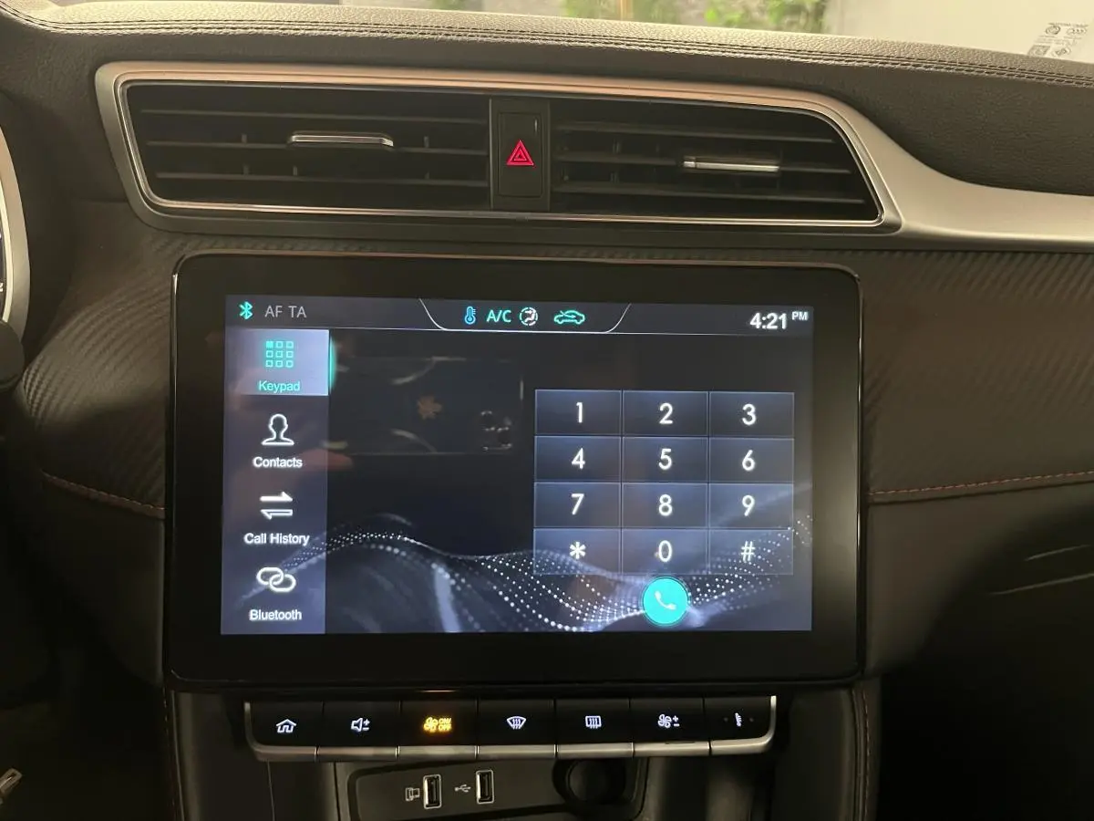 Écran tactile central du tableau de bord du MG ZS 2022, avec interface Bluetooth et commandes climatisation visibles.