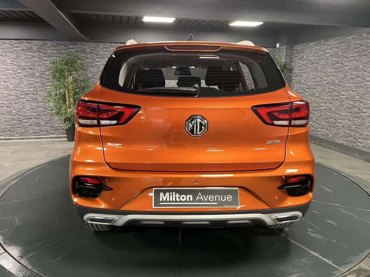 Vue arrière du MG ZS orange métallisé 2022 avec feux LED et double sortie d'échappement intégrée.