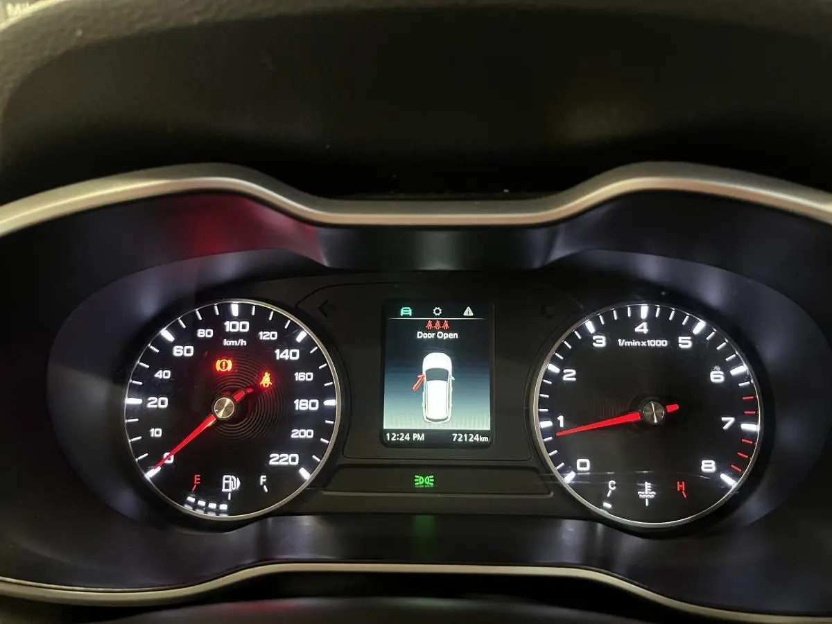 Tableau de bord du MG ZS 2022 avec affichage numérique central et compte-tours et vitesse en éclairage blanc.