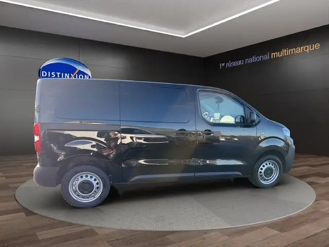 Vue latérale droite d'un Peugeot Expert Fourgon noir 2025, version M 2.0 BlueHDi avec jantes acier simples.