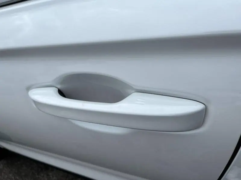 Poignée de porte blanche Platine nacrée du Honda CR-V 2024 vue en gros plan sur la portière côté gauche.