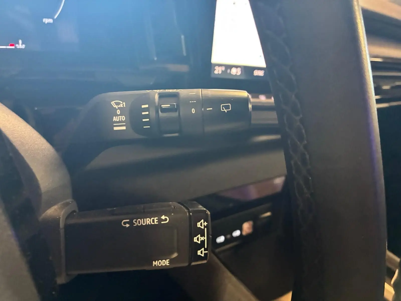 Gros plan sur les commandes au volant du Renault Austral 2024 bleu, avec réglages essuie-glace et audio visibles.