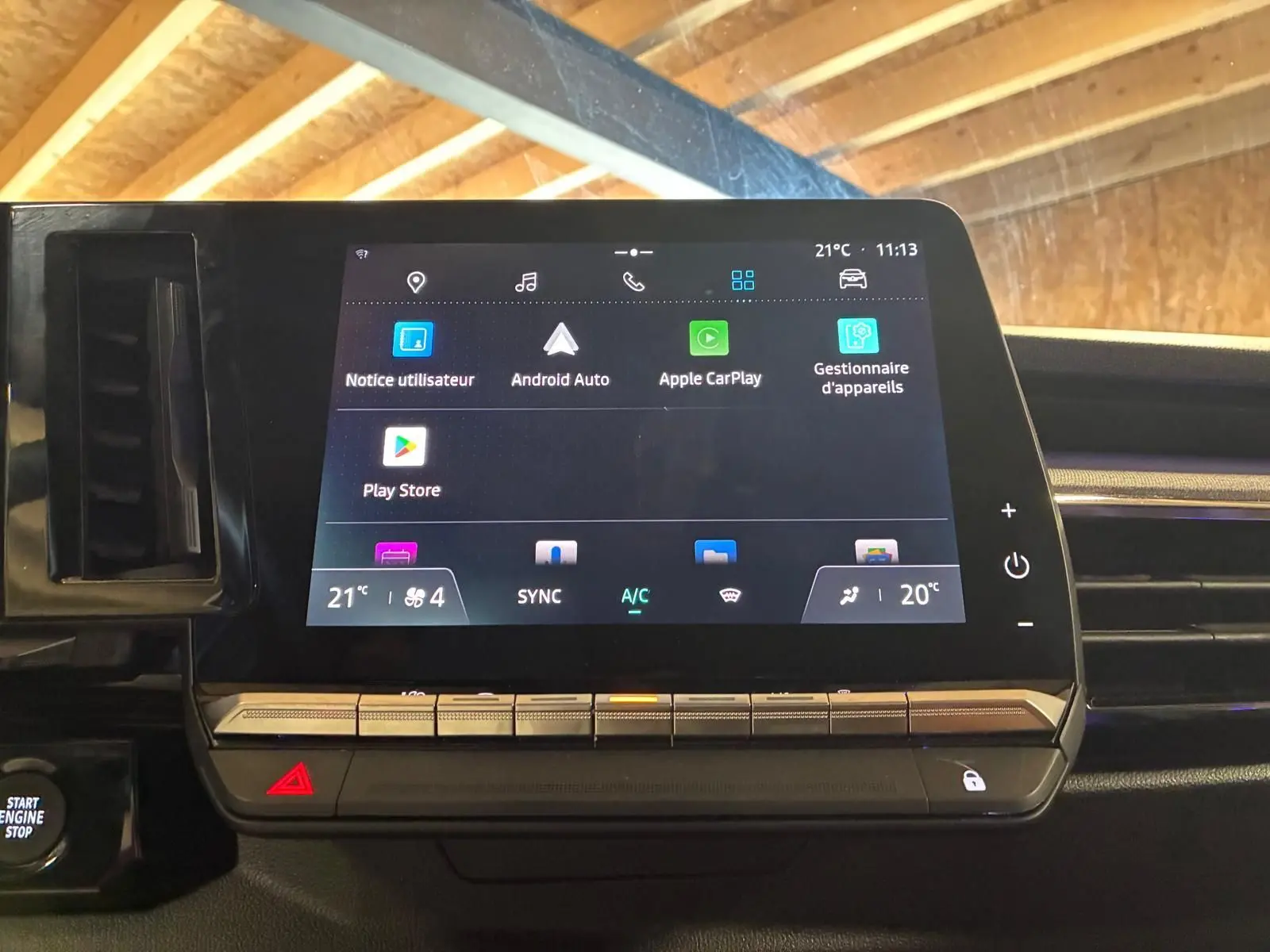 Vue rapprochée de l’écran tactile central du tableau de bord du Renault Austral 2024, affichant les options Android Auto et Apple CarPlay.
