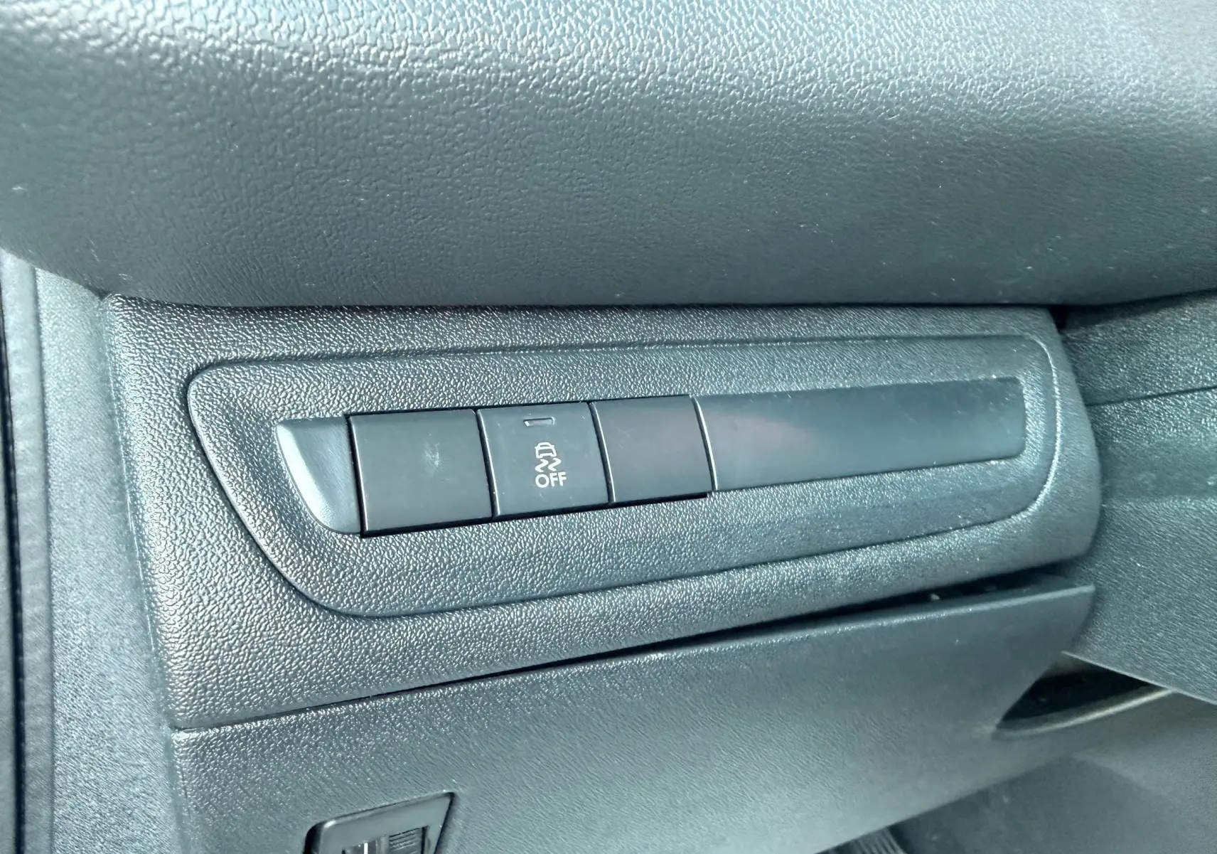Détail intérieur montrant les boutons de contrôle de la Peugeot 208 1.4 HDi 70ch Active, finition noire texturée.