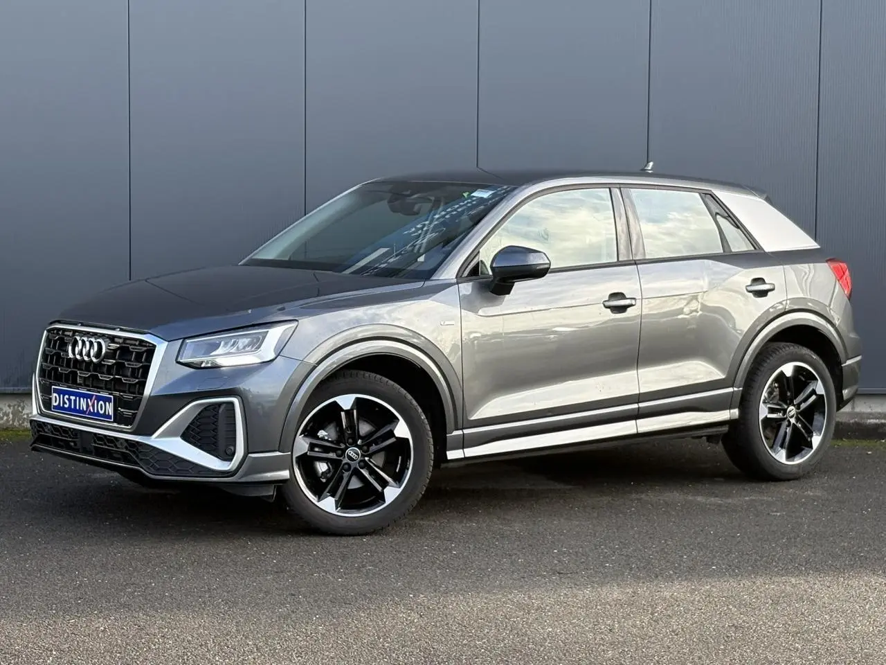 Audi Q2 30 TDI S-Line gris Daytona en 3/4 avant droit, avec jantes Audi Sport 5 branches finition titane mat.
