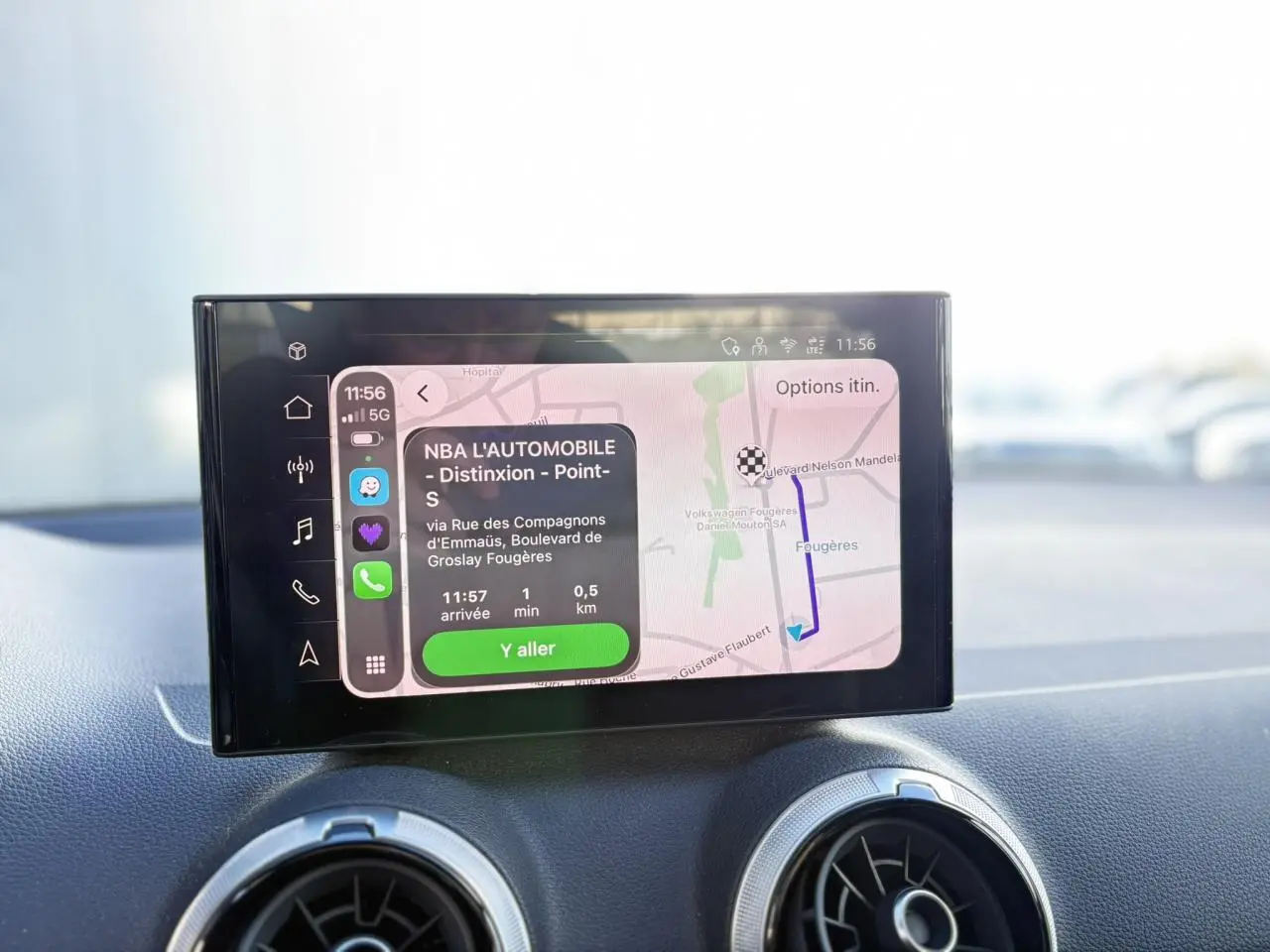 Écran central tactile de navigation MMI touch affichant un itinéraire dans l'Audi Q2 30 TDI S-Line 2025.