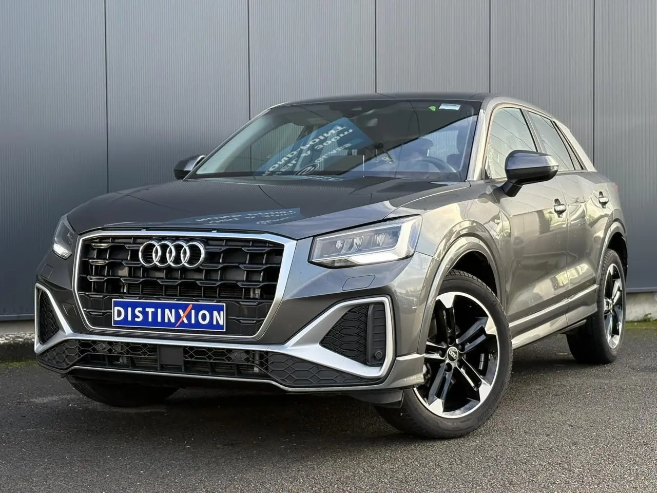 Audi Q2 30 TDI S-Line gris Daytona vue 3/4 avant, avec jantes Audi Sport 5 branches finition titane mat.
