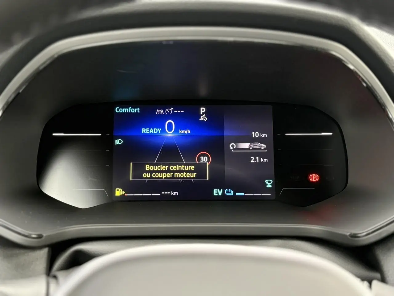 Tableau de bord numérique du Renault Captur 2026 affichant la vitesse à 0 km/h et un message de sécurité.
