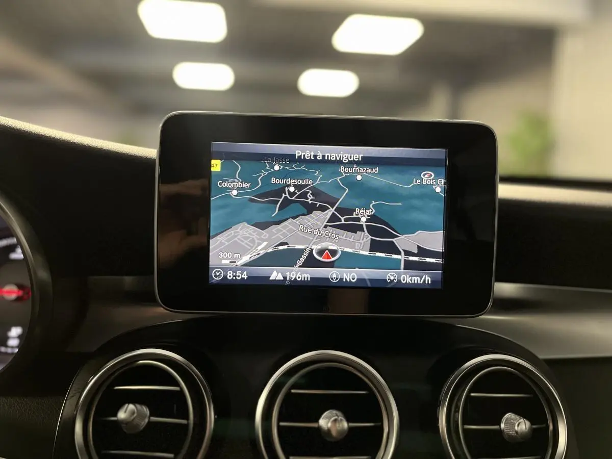 Écran de navigation Garmin MAP PILOT au centre du tableau de bord du Mercedes GLC gris, vue intérieure frontale.