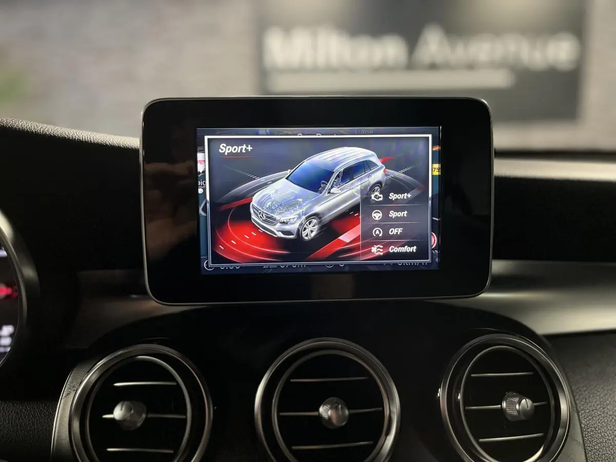 Écran central du tableau de bord d'une Mercedes GLC 220 d Sportline affichant le mode de conduite Sport+