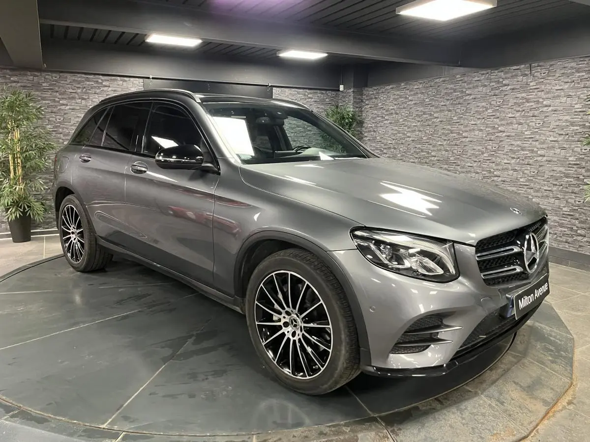 Mercedes GLC 220 d Sportline gris métallisé en 3/4 avant avec jantes AMG 20 pouces multibranches noires et chrome