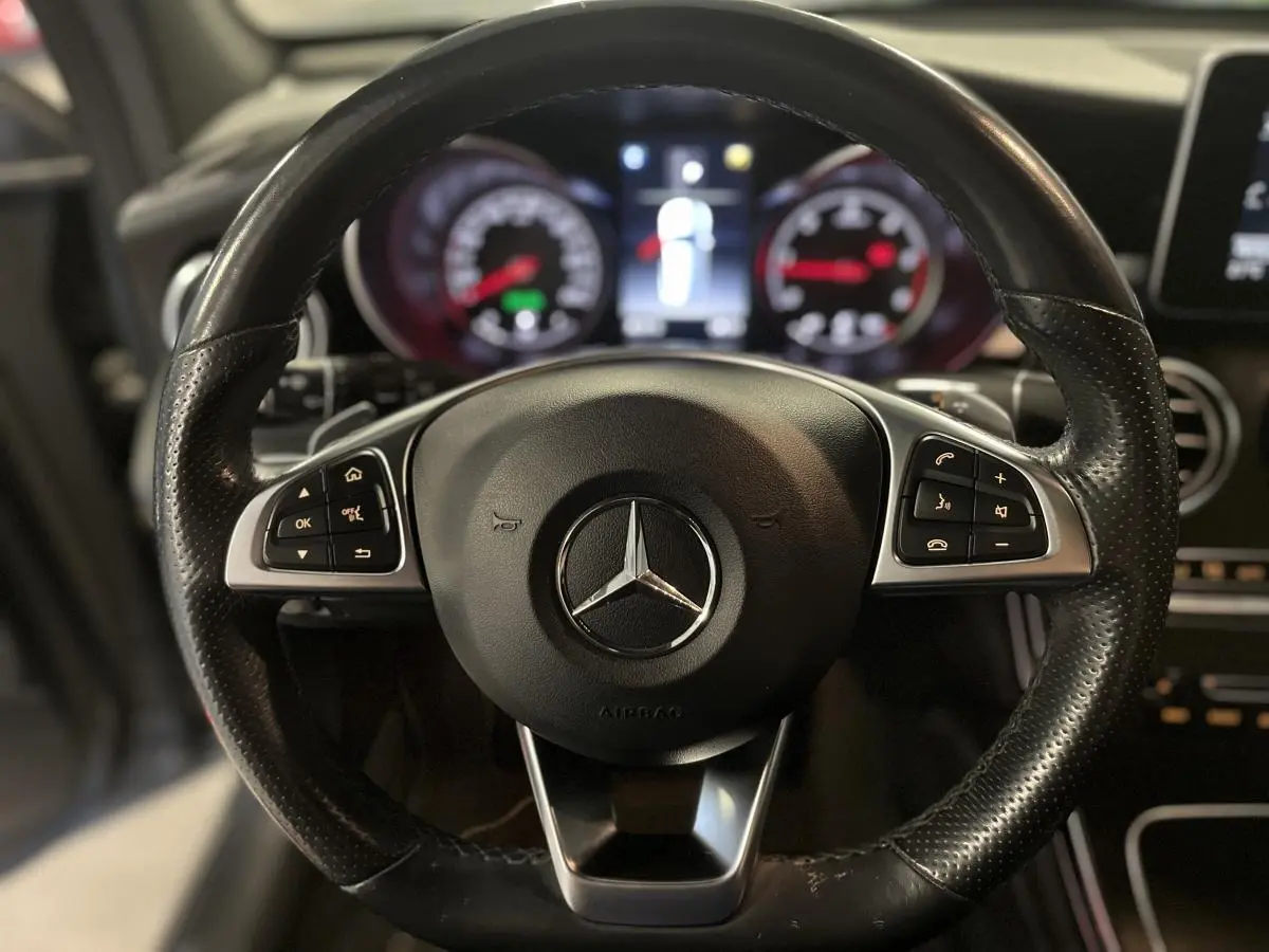 Volant sport en cuir perforé de Mercedes GLC 220 d Sportline 2019, avec commandes multifonctions visibles côté gauche.