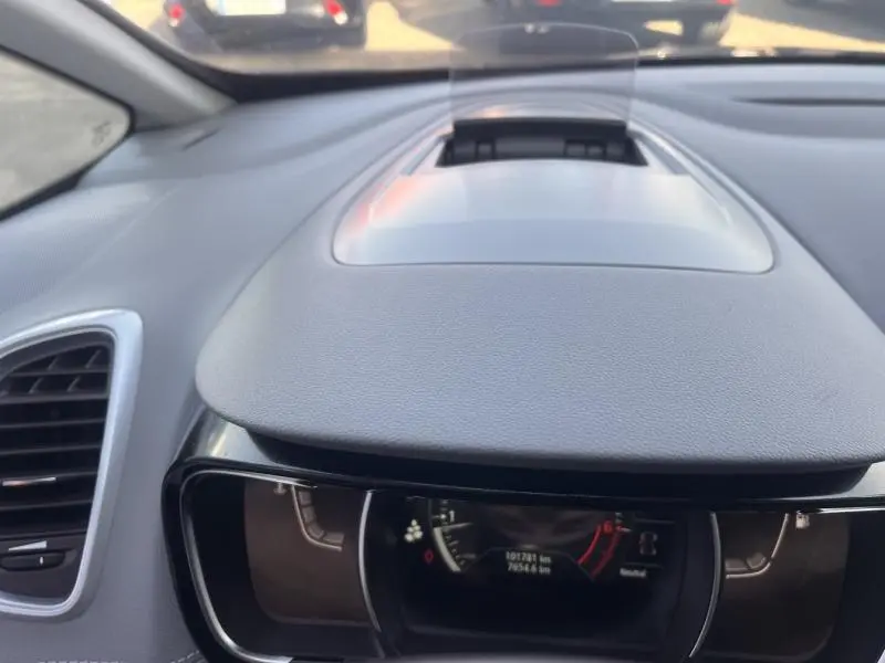 Vue rapprochée du tableau de bord gris cassiopée du Renault Espace 2018, avec affichage tête haute déployé.