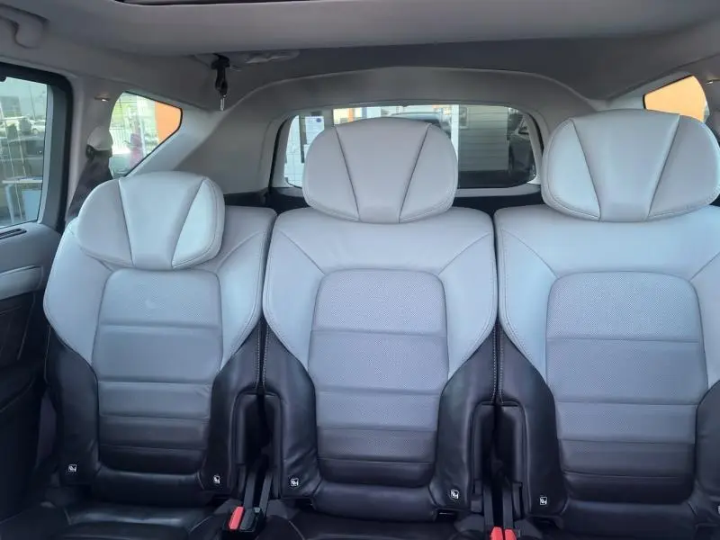 Vue intérieure des trois sièges individuels arrière en cuir bicolore gris clair et noir du Renault Espace 2018.