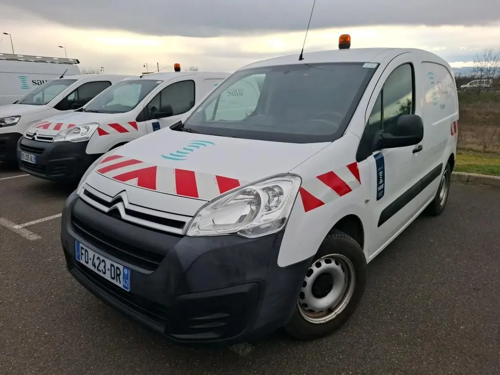 Vue 3/4 avant droit d'un Citroën Berlingo blanc utilitaire avec bandes rouges diagonales et gyrophare orange sur le toit.