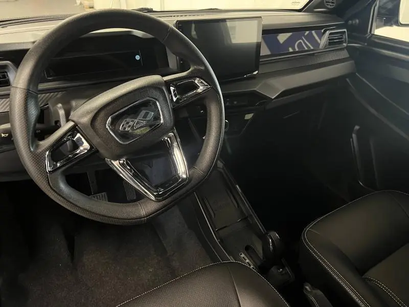 Vue intérieure côté conducteur du tableau de bord noir et volant cuir du Ligier JS50 Sport Elite E5+ gris 2025.