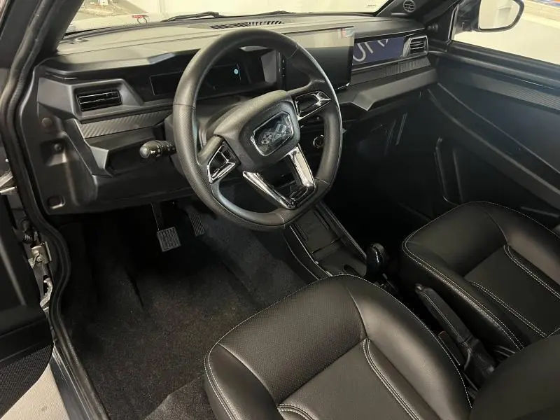 Intérieur de la LIGIER JS50 SPORT ELITE E5+ 2025, vue côté conducteur, volant cuir et tableau de bord moderne gris.