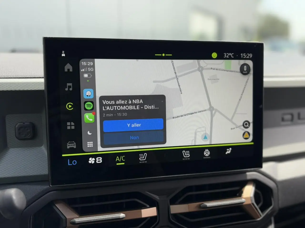 Écran tactile 10 pouces du GPS Media Nav Live du Dacia Duster gris, avec interface de navigation et commandes climatisation visibles.